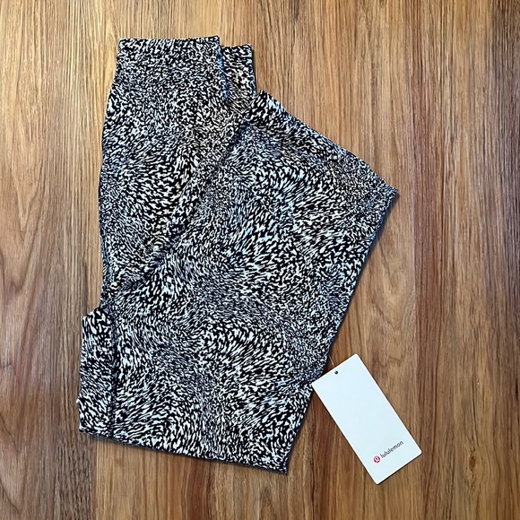 Lululemon InStill HR Tight 25” - Picture 2 of 6